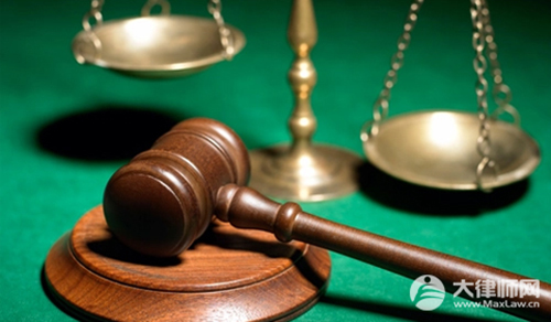 大爷用胶水给违停车贴警示语,大爷需要承担责任吗？