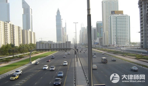 水泥搅拌车撞塌围墙致2名路人不幸身亡,责任如何承担？