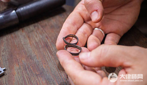 亲子鉴定遭拒男子将妻子踢成轻伤怎么判?