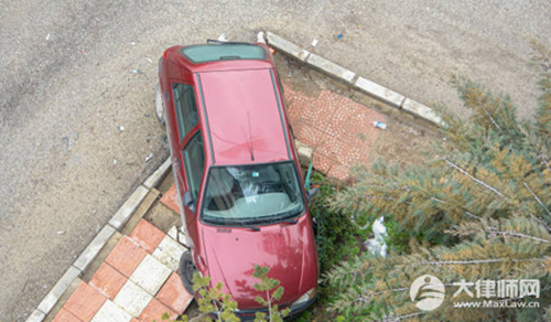 自动泊车撞了谁负责