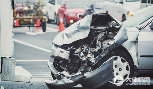 直行撞了右边冒出来的车谁的责任