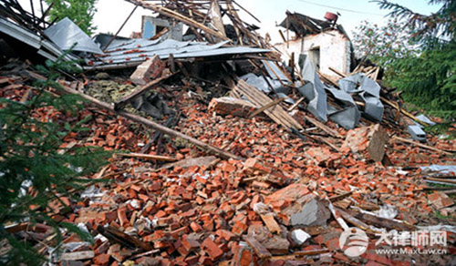 邻居霸占我二亩地我该怎么办?