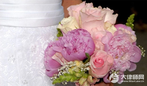 偷看妻子手机并拍照取证,属于轻微违法吗