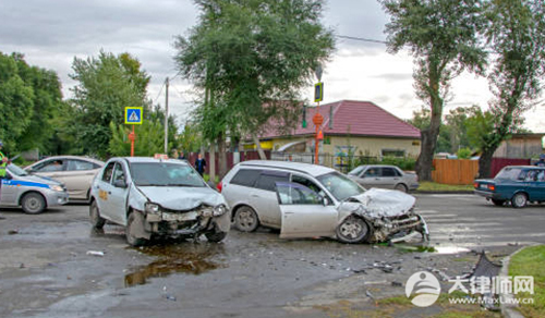 2026年对面远光灯撞上去是谁的责任?