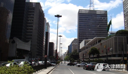 楼梯间杂物属于物业管理吗?