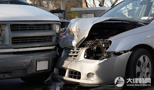 我变道对方超车刮伤怎么责任?