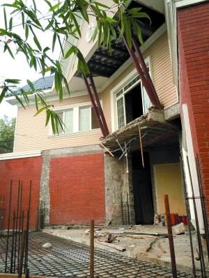业主躺地阻止邻居私扩建别墅