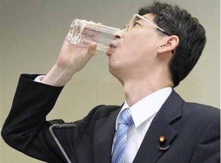 日官员喝核电站处理水是记者所迫 