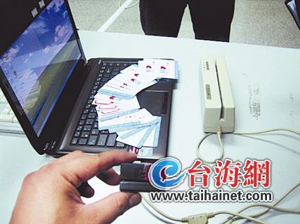 警方展示缴获的作案工具