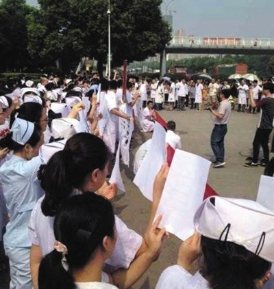 岳阳医生被要求向患者尸体下跪 