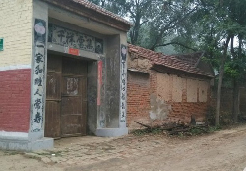 山东鄄城为迎领导视察紧急建遮羞墙