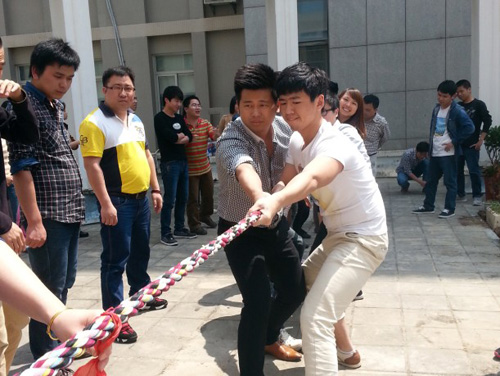 伍聚网络全体员工拔河大赛