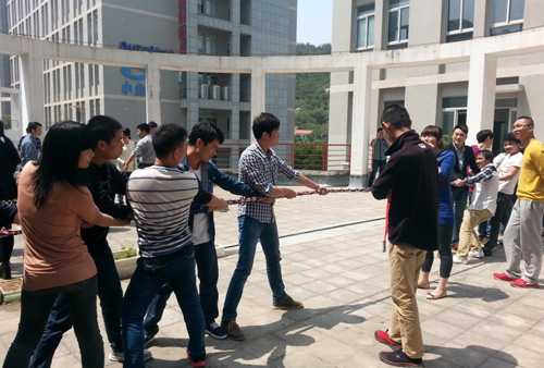 伍聚网络全体员工拔河大赛