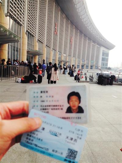 京津火车站黄牛带无票旅客上车 日收入上万