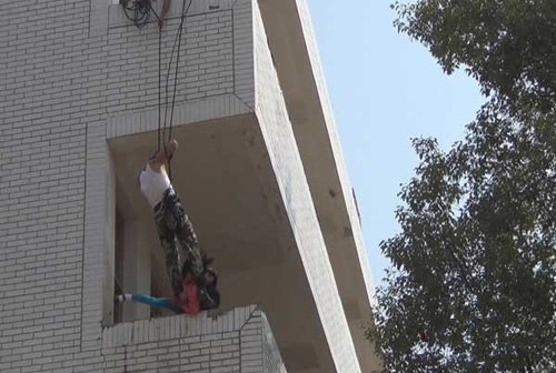 男子校园内挟持女童扬言跳楼 与官兵对峙4小时