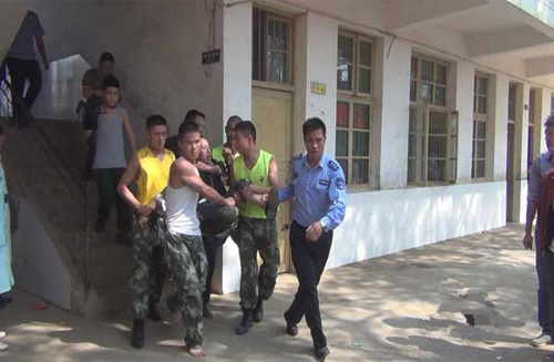 男子校园内挟持女童扬言跳楼 与官兵对峙4小时