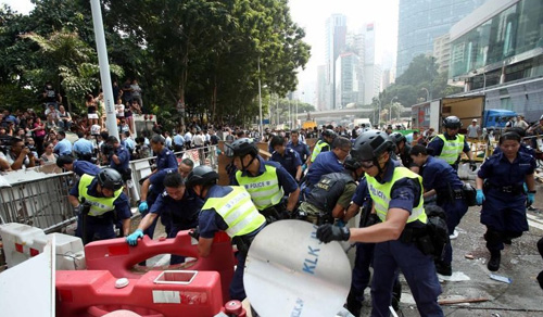 香港警方清除“占中”集会障碍物