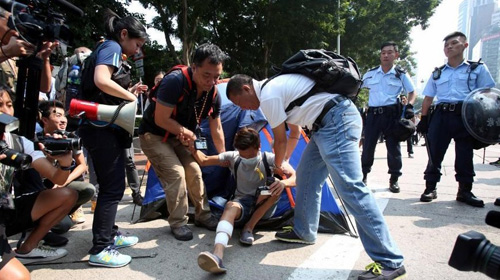 香港警方清除“占中”集会障碍物