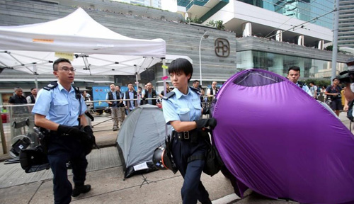 香港警方清除“占中”集会障碍物
