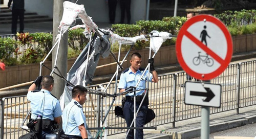 香港警方清除“占中”集会障碍物