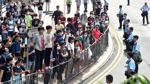 香港警方清除“占中”集会障碍物