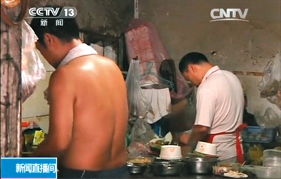 杭州：“线上餐馆”实为黑作坊 后厨漆黑爬蟑螂