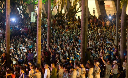 香港多团体举办反“占中”撑警察烛光晚会