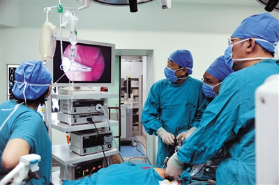 被扎针女婴体内12根针全部取出