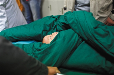 被扎针女婴体内12根针全部取出