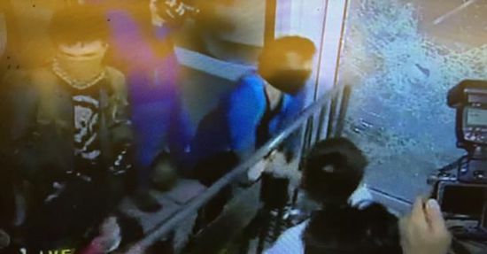 占中者撞烂立法会大楼玻璃门 