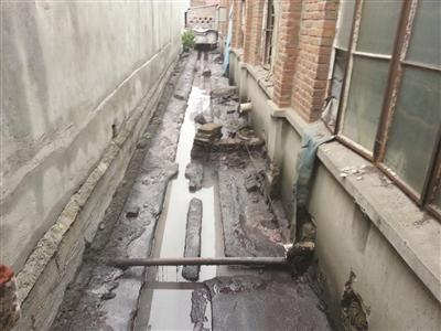 黑作坊五颜六色污水直排雨水沟 被环保部门关停