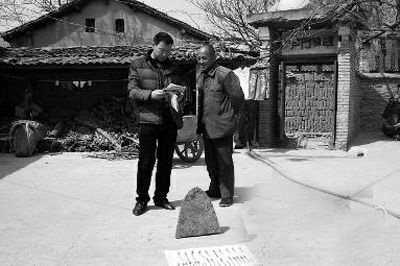 陕西村民自家地下挖出汉代铁铧 不愿上交欲收藏