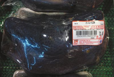 家乐福超市出售臭味肉品 剩肉换标签再卖