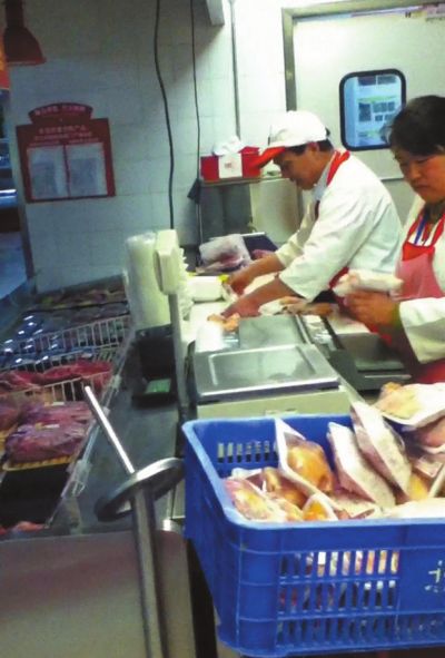 家乐福超市出售臭味肉品 剩肉换标签再卖