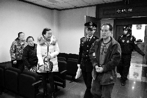 “高官”假借找工作狂骗上百万 家中藏千箱名酒
