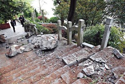 桂林景区巨石坠落致7死25伤事故追问
