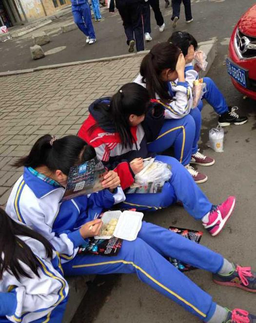 吉林一中学食堂专供老师 学生马路边吃盒饭