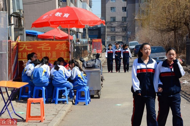 吉林一中学食堂专供老师 学生马路边吃盒饭