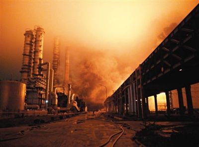 福建漳州PX项目爆燃 解放军出动防化部队救援