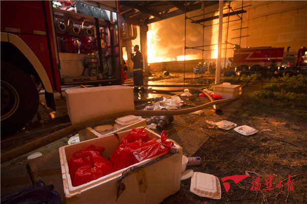 福建古雷PX工厂明火扑灭后今日凌晨复燃