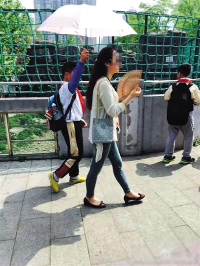 上海“学生为老师打伞”属实 涉事教师作检讨