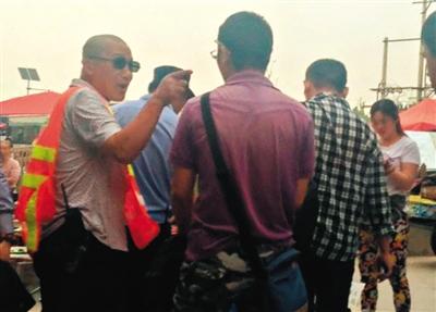 北京地铁天通苑北站不明身份人员收“保护费”