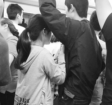 武汉现地铁丐帮 不给钱就对男乘客摸胸搂腰