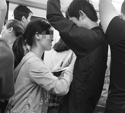 武汉现地铁丐帮 不给钱就对男乘客摸胸搂腰