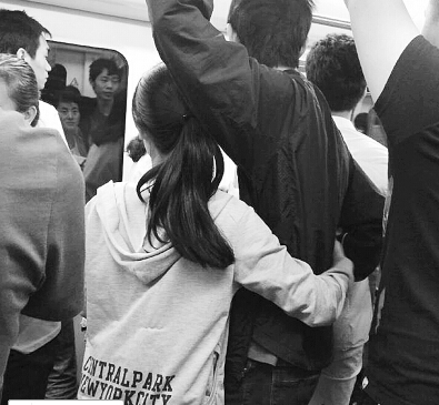 武汉现地铁丐帮 不给钱就对男乘客摸胸搂腰