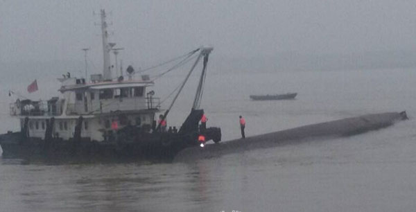 载458人豪华客轮在长江湖北段沉没