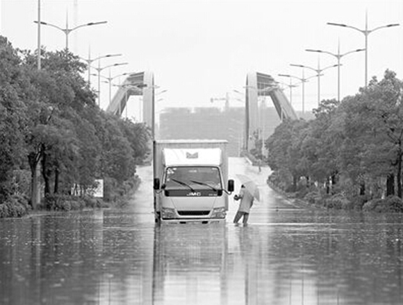 全国20省市遭暴雨洪水侵袭 强度历年罕见