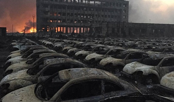 天津爆炸现场腾起蘑菇云