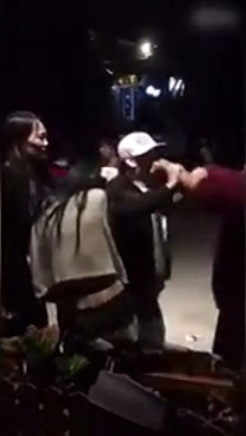 大妈为女儿出头 当街暴打小三