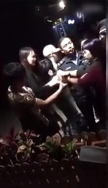 大妈为女儿出头 当街暴打小三